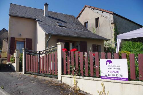 Saint-Honoré-Les-Bains Nièvre huis foto
