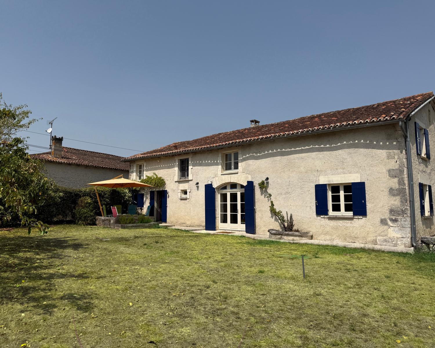  te koop vrijstaand huis Cherval Dordogne 1