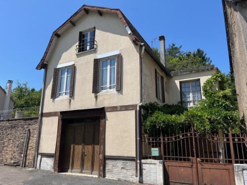 Coussac-Bonneval Haute-Vienne dorpshuis foto